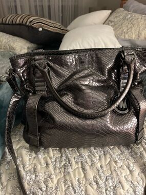 MICHAEK KORS EMBOSSED CROSSBODY